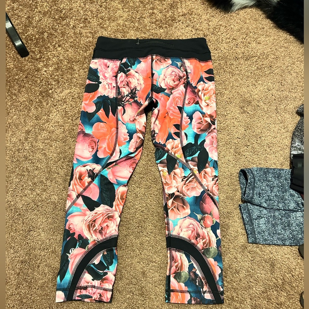 Lululemon size 4 rose print running leggings